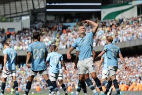 包含哈兰德新星重返赛场表现突出，巴塞罗那前途光明！上演精彩一战的词条