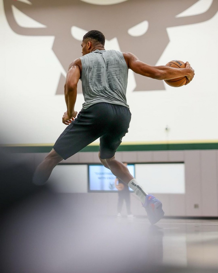 关于字母哥迎来三赛季高光表现,独行侠球迷沸腾!的信息 关于字母哥迎来三赛季高光表现,独行侠球迷沸腾!的信息